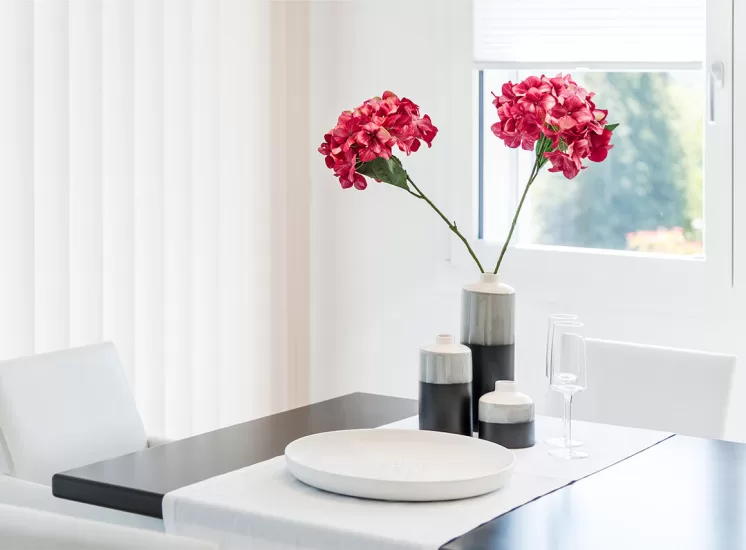 
Staging Adligenswil, dekorierter Tisch mit roten Blumen.
