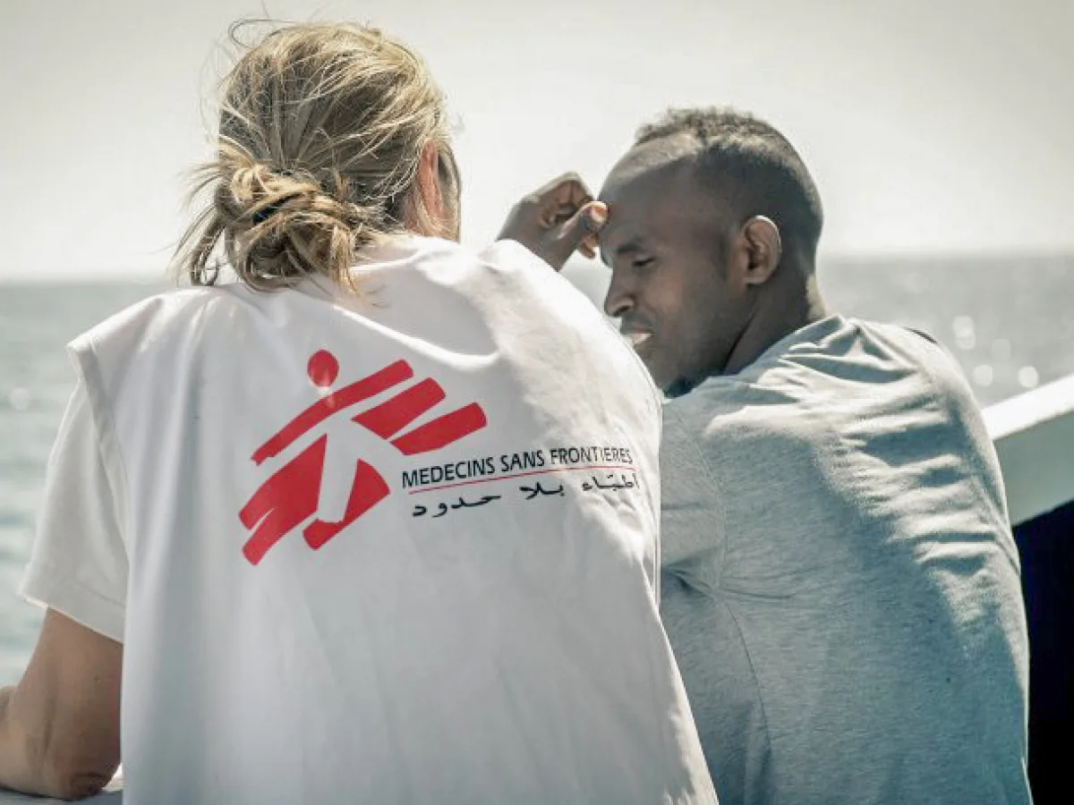 
Teaser Mitarbeiterin Medecins sans frontieres, Flüchtlingshilfe Boot.
