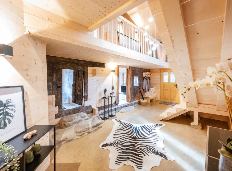 Maison en bois clair confortablement aménagée.